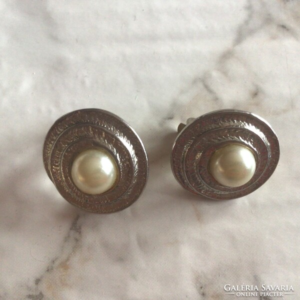 Silver-colored vintage earrings with a spiral pattern and pearls