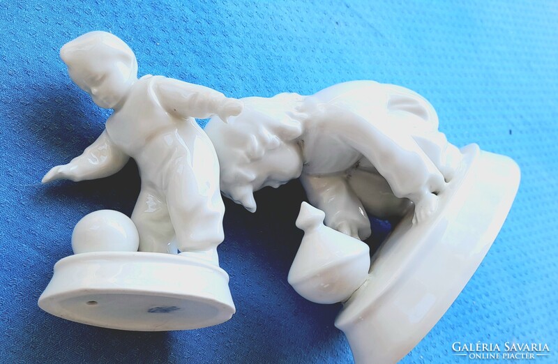 Zsolnay jelzett porcelánok kis hibával együtt
