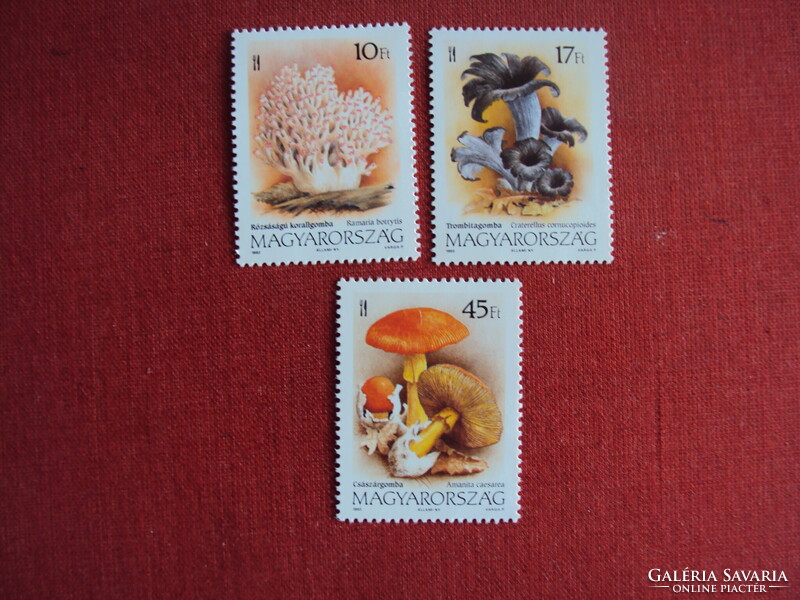 Magyar postatiszta bélyegek blokkok jó árban  eladók-Sz-103
