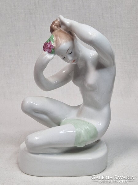 Régi Aquincumi térdelő női akt porcelán figura hibátlan állapotban 15 cm. magas