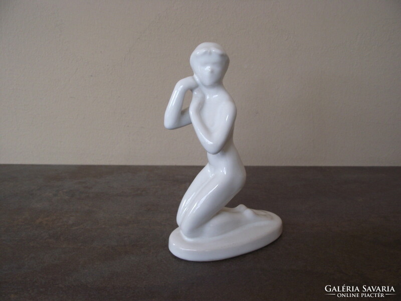 Art deco fésülködő lány fehér porcelán figura / Térdelő női akt