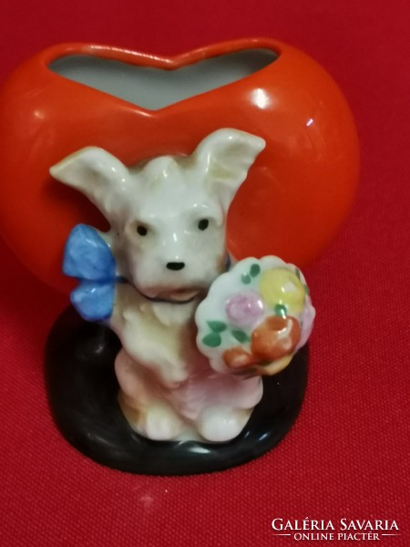 Tündéri kicsi váza kutyussal kezében virágcsokor!