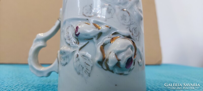 XX. sz. eleje, porcelán pohár – domborműves virágok, aranyozás, 3713-as beütés