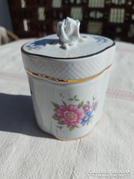 Hollóházi porcelán bonbonier elegáns Hortenzia mintával és rózsás fedélfogóval
