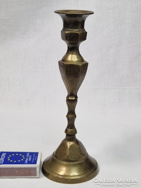 Régi szép formájú nagyobb méretű réz gyertyatartó megkímélt állapotban 224 g. és 19 cm. magas