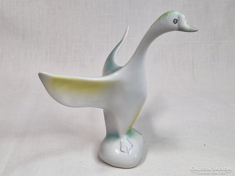 Hollóházi liba kiterjesztett szárnnyal porcelán figura hibátlan állapotban 15 cm. magas