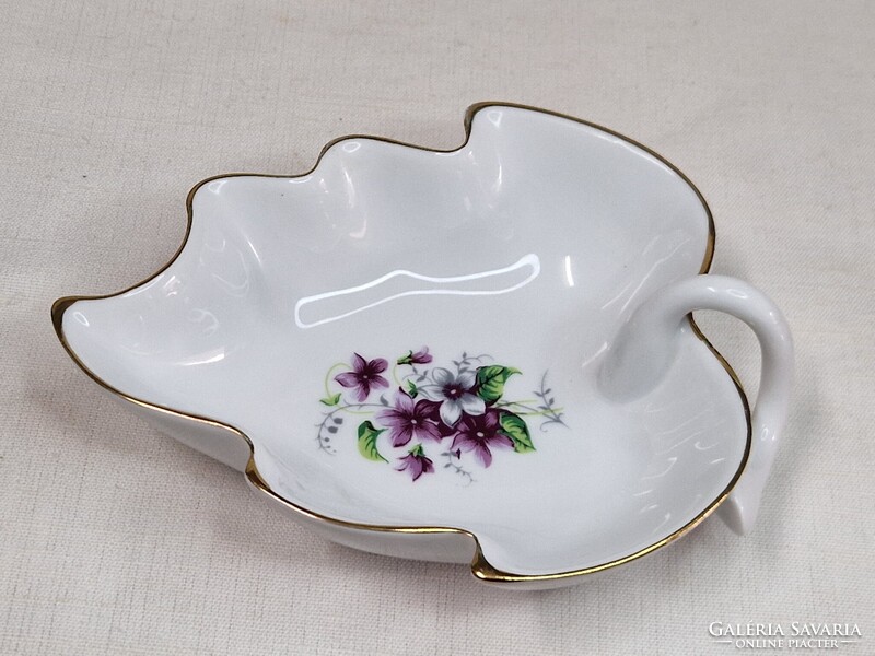 Hollóházi ibolya mintás szépen aranyozott porcelán levél alakú kínáló hibátlan állapot 14 cm. hosszú