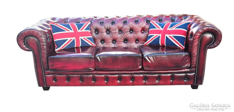 Eredeti Chesterfield antik burgundi színű bőr kanapé.
