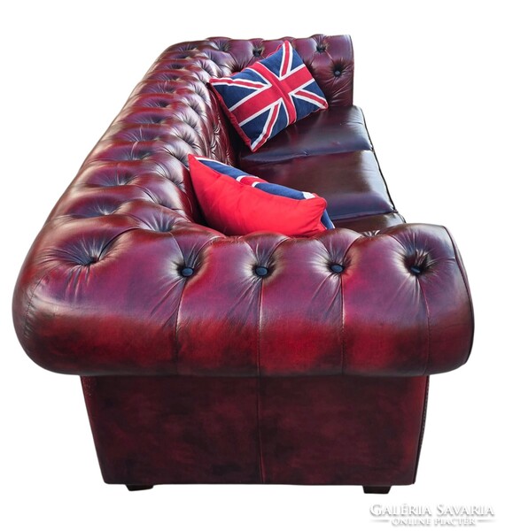 Eredeti Chesterfield antik burgundi színű bőr kanapé.