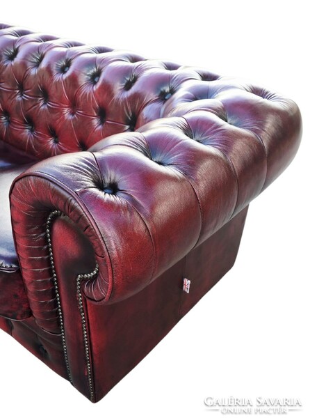 Eredeti Chesterfield antik burgundi színű bőr kanapé.