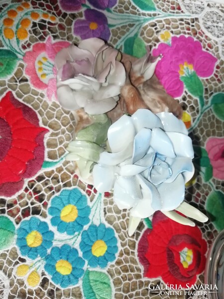Porcelain flower auction, hundreds of items, buy now or take away