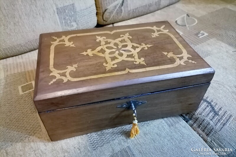 ANTIQUE JEWELRY BOX