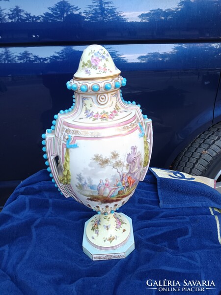Sevres, kastély váza. 1771 ből.