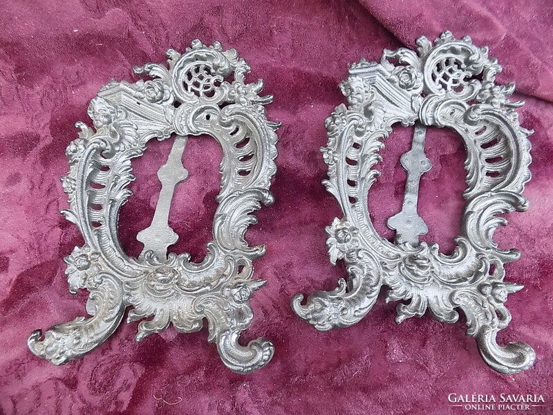 Rokokó öntöttvas képkeret pár. Hibátlan, 15 x 10 cm, festett, szép állapotú.