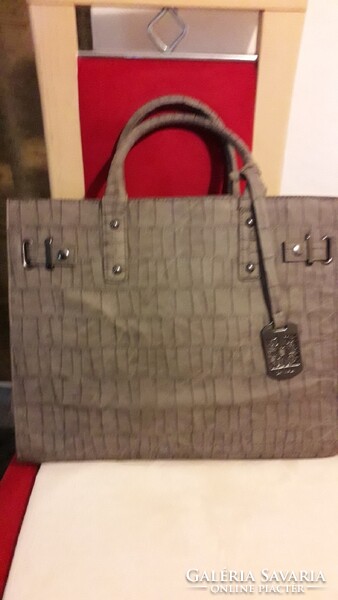 Catwalk Szürke anyagában mintás 6 fakkos emblémás divat táska 38x31x14 cm. újszerű