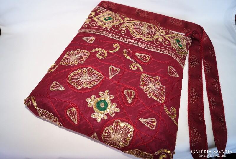Bordó, arany, virágos, indiai száriból készült, kézzel hímzett, flitteres közepes méretű női táska 4