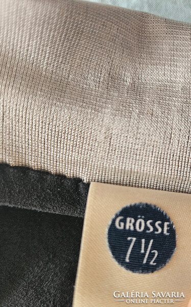 Klasszikusan elegáns, suede bőrből készült, hosszúszárú női kesztyű bécsi manufaktúrából