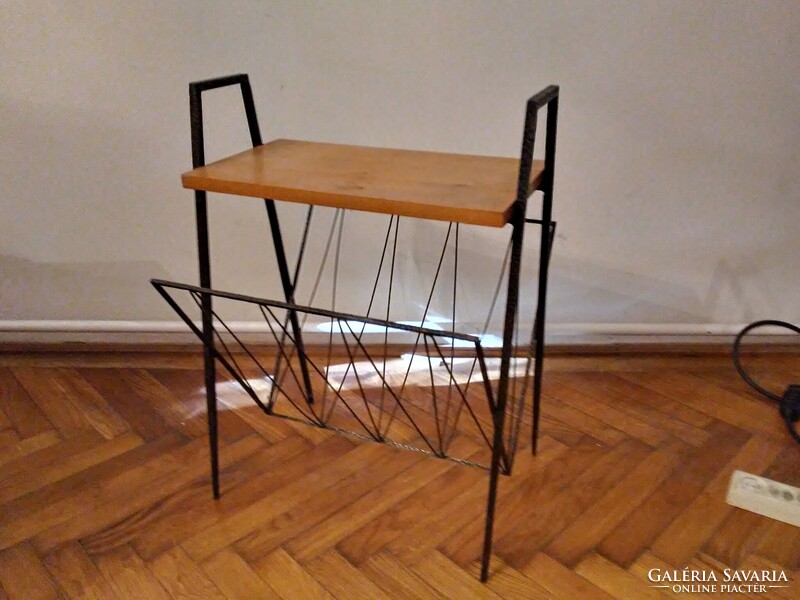 Mid century vas újságtartós kisasztal, 1950-60-as évek. Jó állapotú.