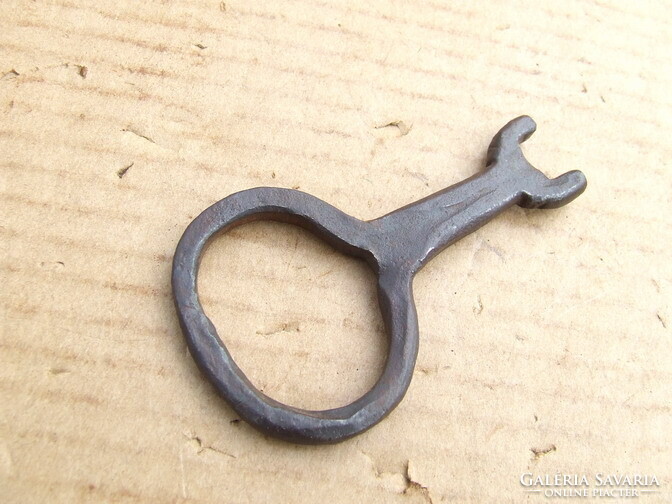 Antik kovácsolt eszköz pincekulcs