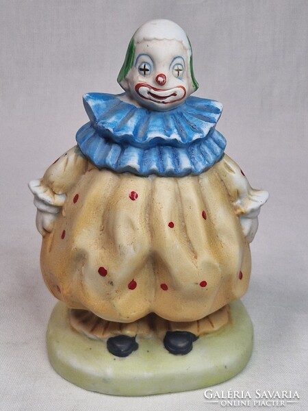 Szépen festett nagyobb méretű biszkvit porcelán bohóc figura hibátlan állapotban 14,5 cm. magas