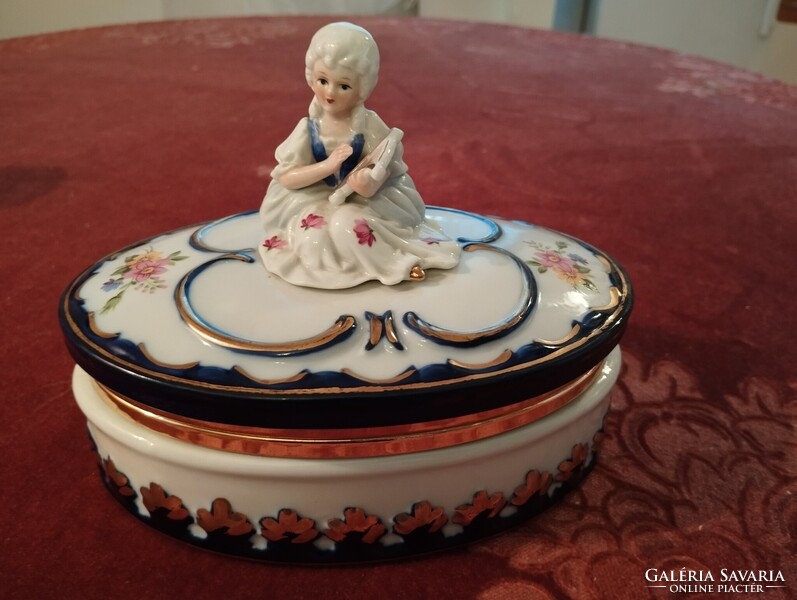 Finom kidolgozású Capodimonte porcelán bonbonier